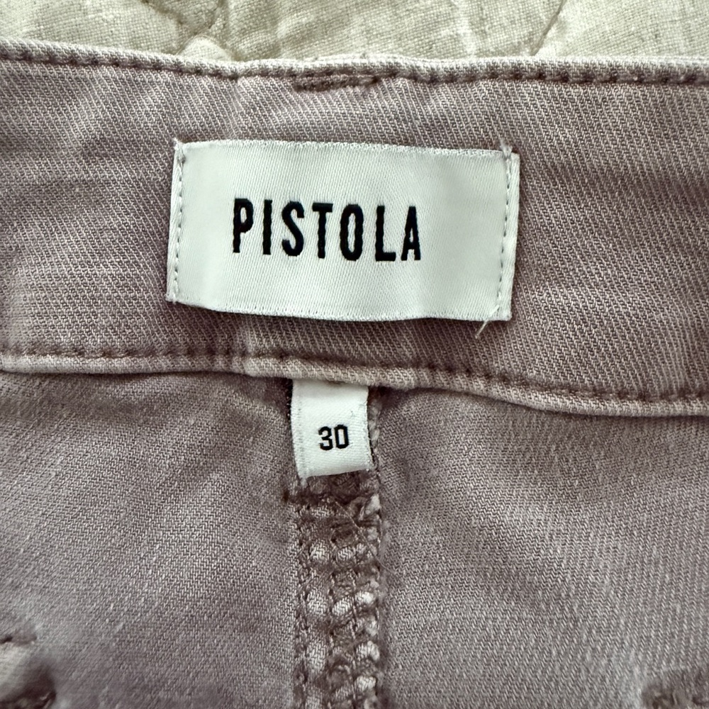 Pistola mauve-toned utility pants.